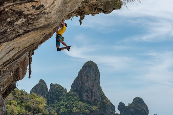 皮划艇运动员在激流中穿越峡谷的惊险画面